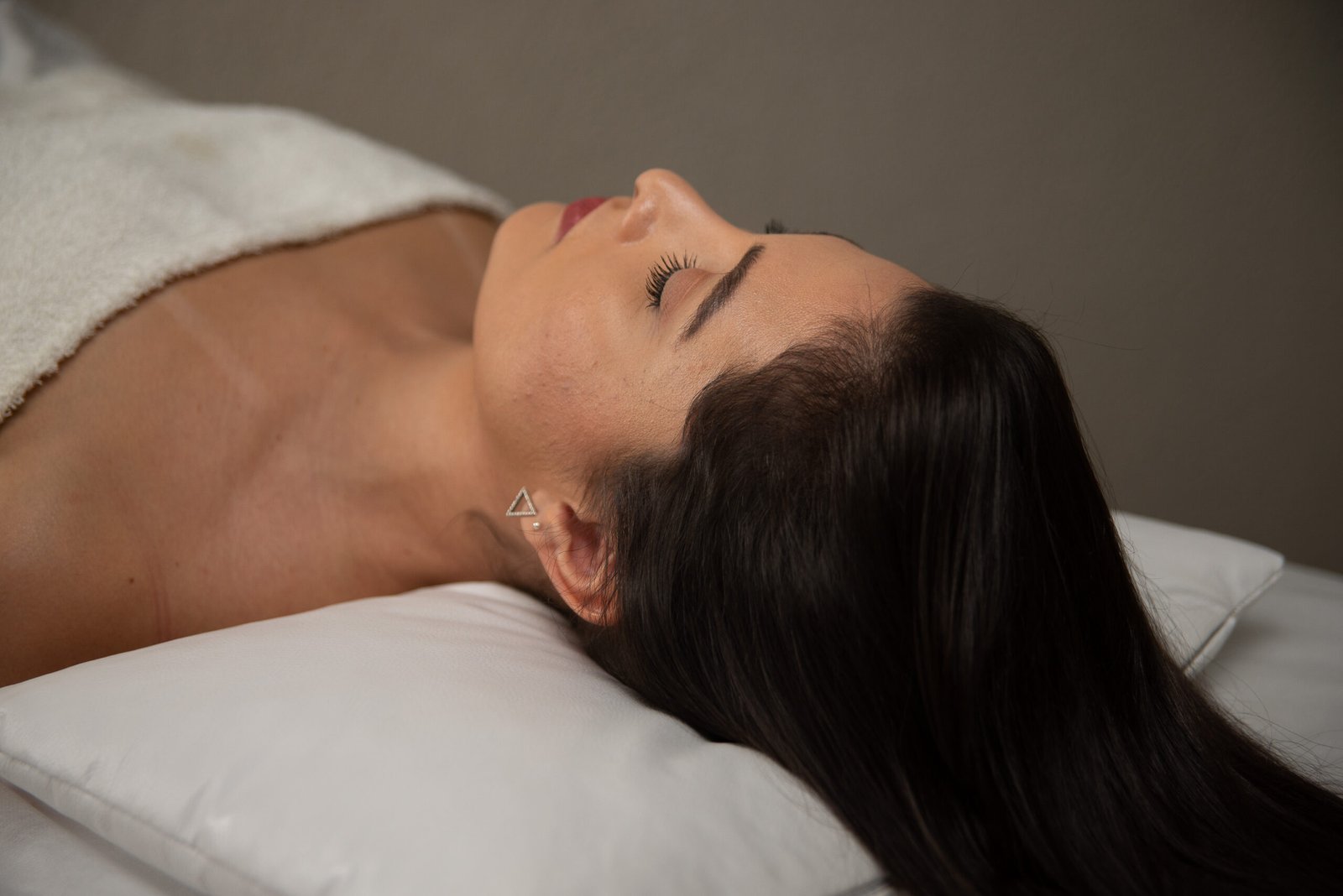 Cliente relaxando no Day Spa Facial do Fascia