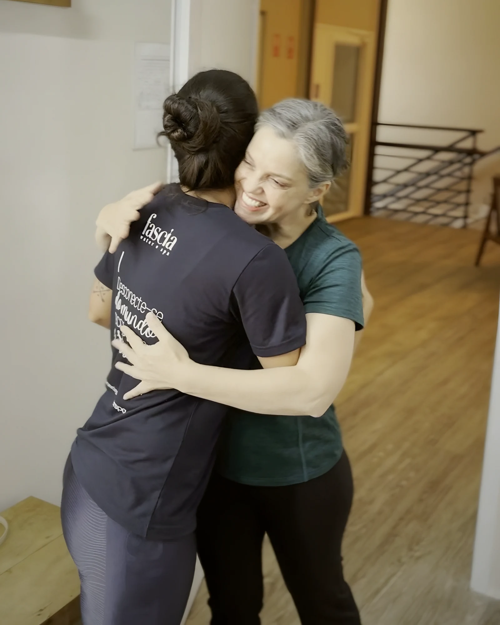 Fisioterapeuta do Fascia abraçando aluna 50+