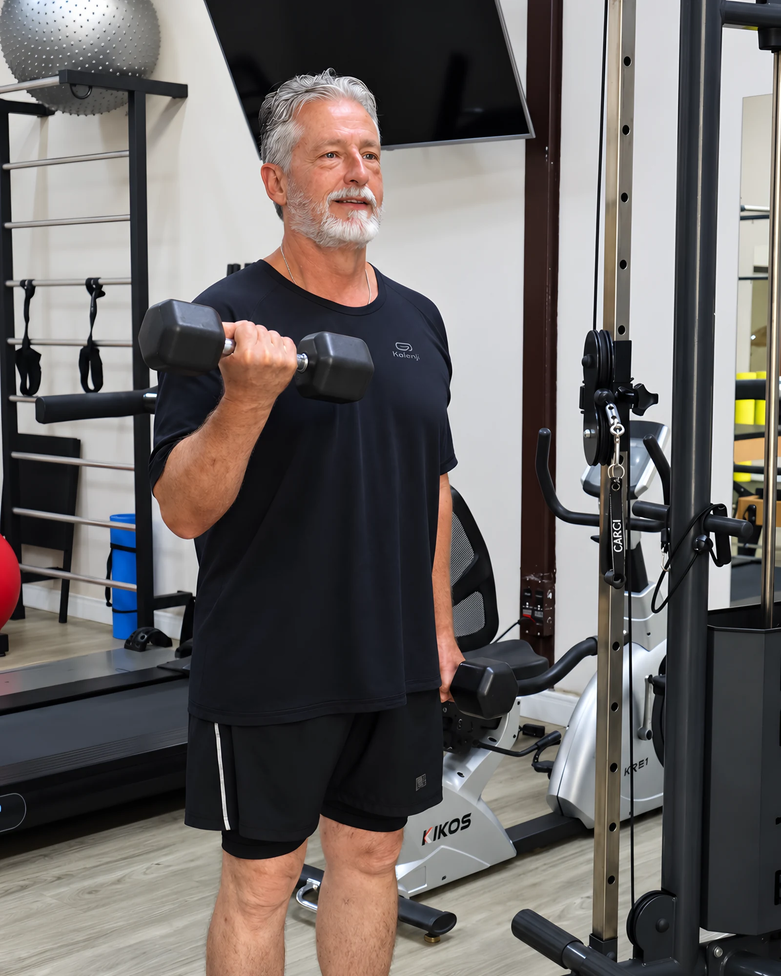 Aluno 50+ fazendo exercício com halteres no estúdio do Fascia