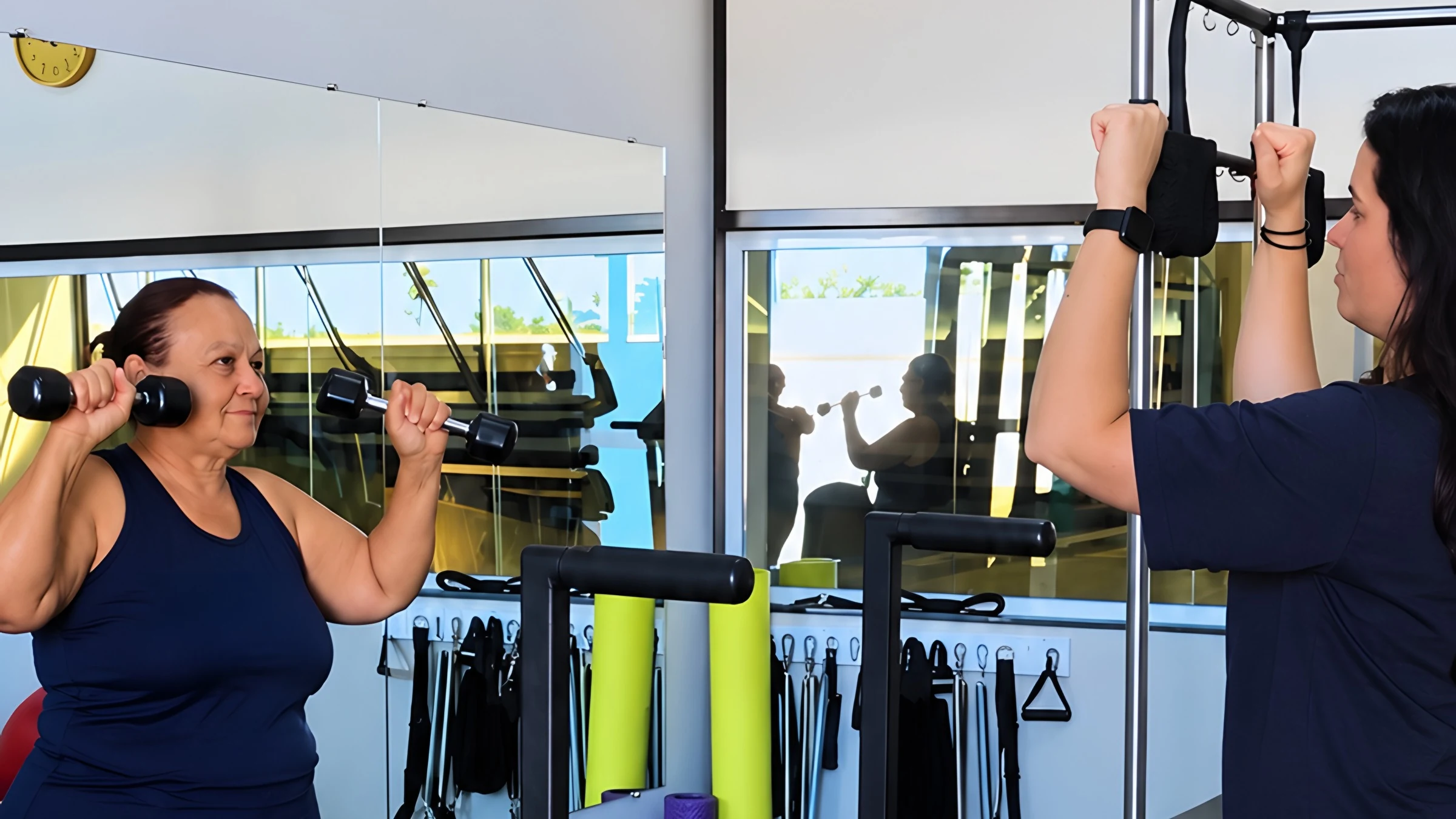 Alunas do Fortalecimento 50+ fazendo exercícios de força no estúdio do Fascia