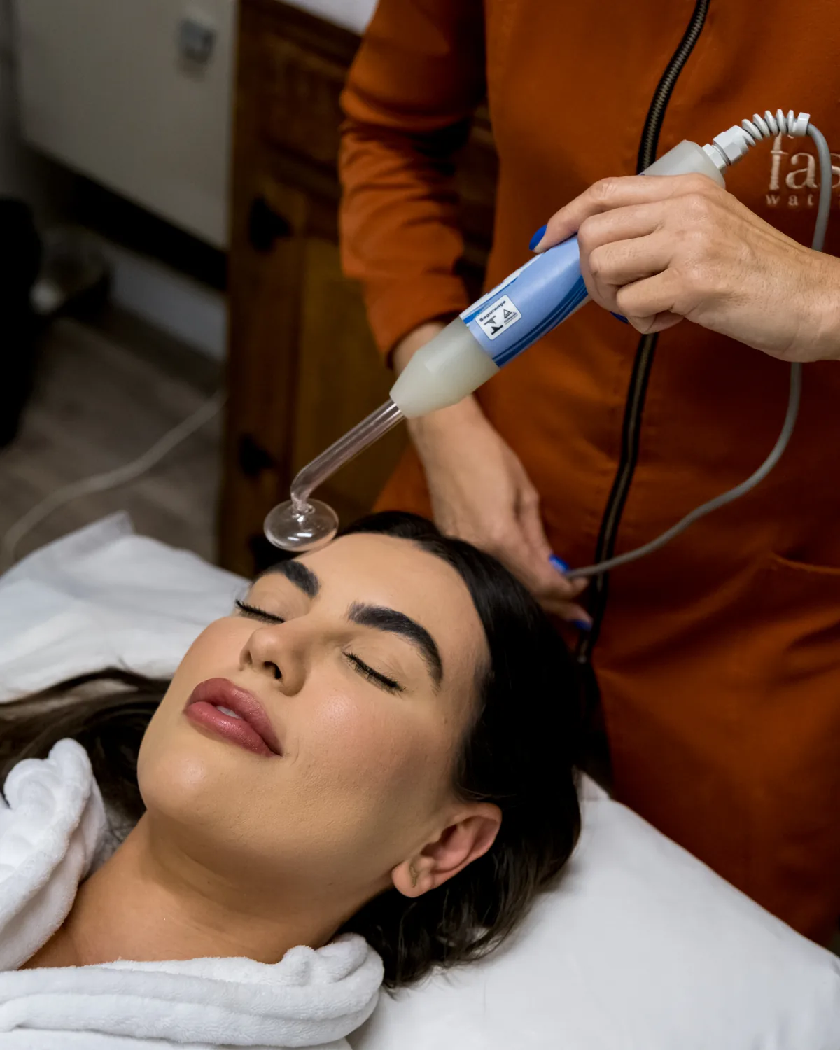 Tratamento facial com aparelho no Fascia