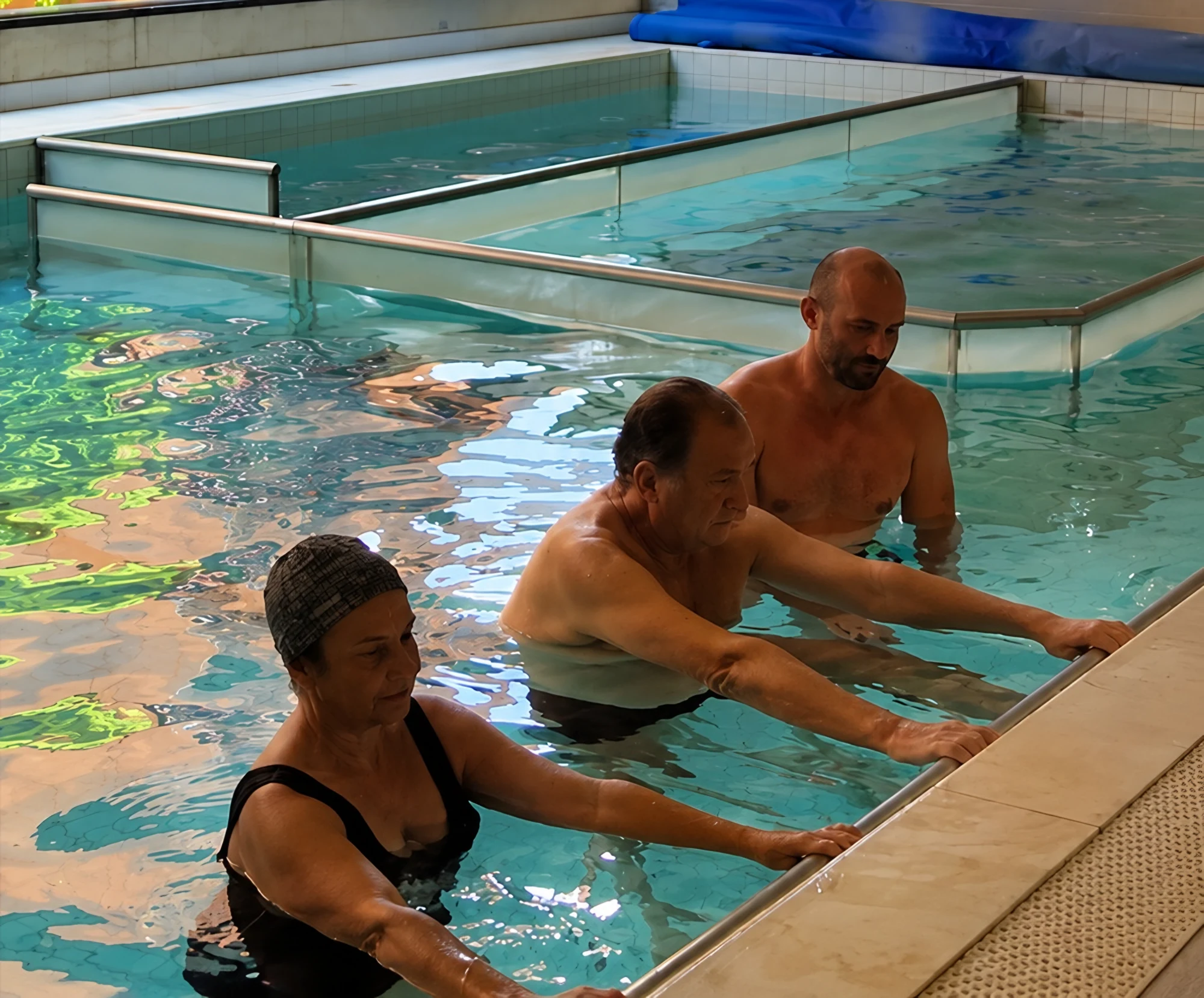 Fisioterapeuta do Fascia acompanhando alunos na piscina de hidroterapia