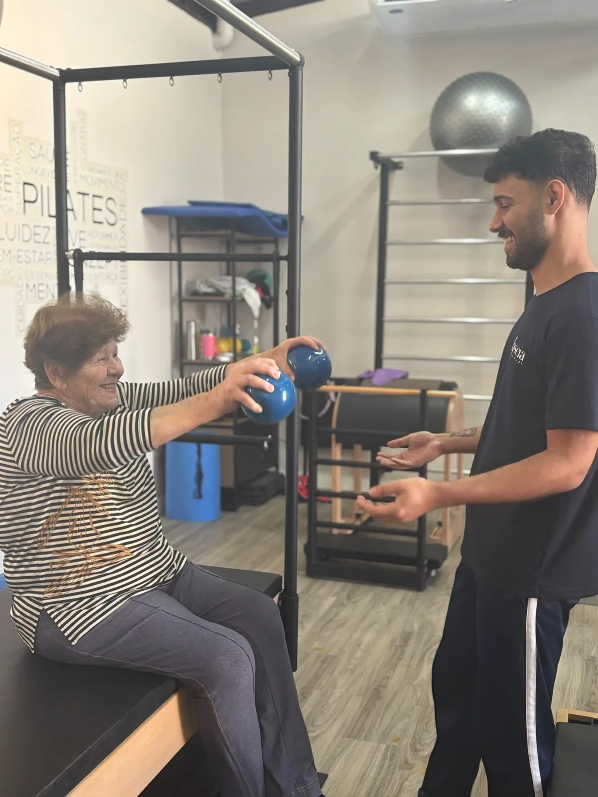 Aluna de Pilates 50+ com fisioterapeuta
