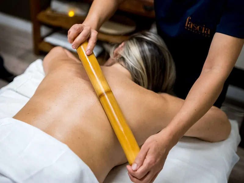 Massagem com Bambu