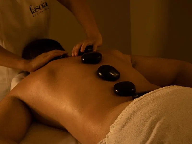 Massagem com Pedras Quentes